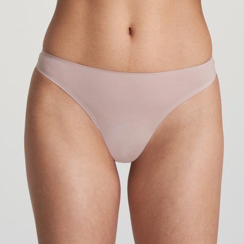 Super smooth, super light and simple G/String without visible seams or stitching. The soft microfibre fits snugly over the tum and offers light control. A fine glossy border on the waistband adds a luxurious touch. No label on the inside and with a soft cotton gusset.   Fabric Content: Polyamide: 81%, Elastane:15%, Cotton: 4%. Patine.