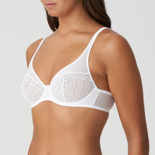 Load image into Gallery viewer, This underwire bra has stunning floral embroidery. The beautifully adorned cups fit perfectly. The bra blends the traditional look of an underwire with the support and modern touch of full coverage. Tulle and embroidery make a stylish duo combined with pure white, a timeless colour that never goes out of style.   Fabric content: Polyamide: 64%, Polyester: 23%, Elastane: 13%

