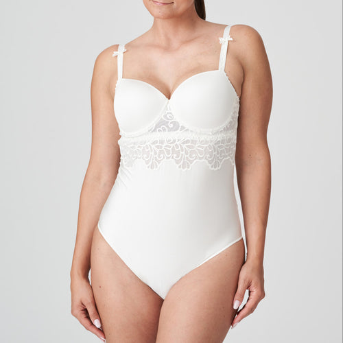 This body suit has a wonderful plunging back. The embroidery under the bust and around the back sculpts the body beautifully.  The cups are completely smooth. An extra band is provided for extra bust support if needed. The feminine, natural colour is perfect under light-coloured outfits.   Fabric content: Polyamide: 62%, Polyester: 21%, Elastane:16%, Cotton:1%