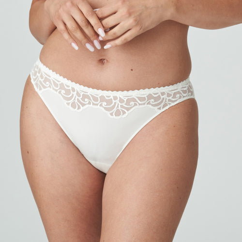 A feminine Rio brief in a delicate, printed fabric with embroidery panels at the front and rear. The gentle ivory colour is perfect under light-coloured clothing. Pure elegance!  Fabric content: Polyamide: 64%, Elastane: 15%, Polyester: 12%, Cotton: 9%