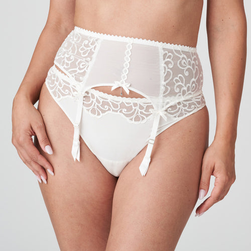 A sexy, tulle suspender belt with a stylized embroidery pattern. The feminine, natural colour is perfect under your light-coloured outfits. A 5 hook & eye detail and the back and 4 suspenders, two to the front and two to the rear, guarantees perfect security for your stockings!   Fabric content: Polyamide: 50%, Polyester: 31%, Elastane:19%