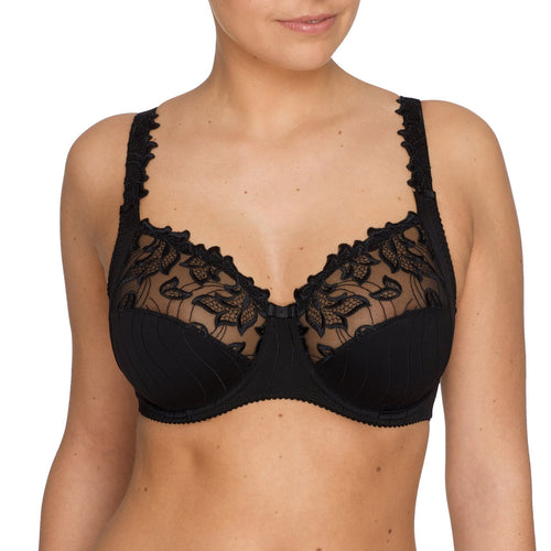 Best Seller! Three-panelled bra with an excellent fit. Decorative embroidery on the cups and straps.
